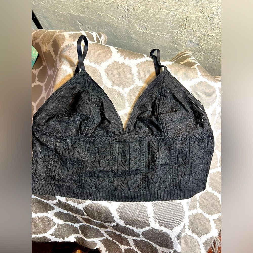 Aerie bralette in all black, size medium and stunning bralette in all black